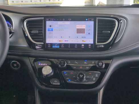 New 2026 Chrysler Pacifica Limited image 19