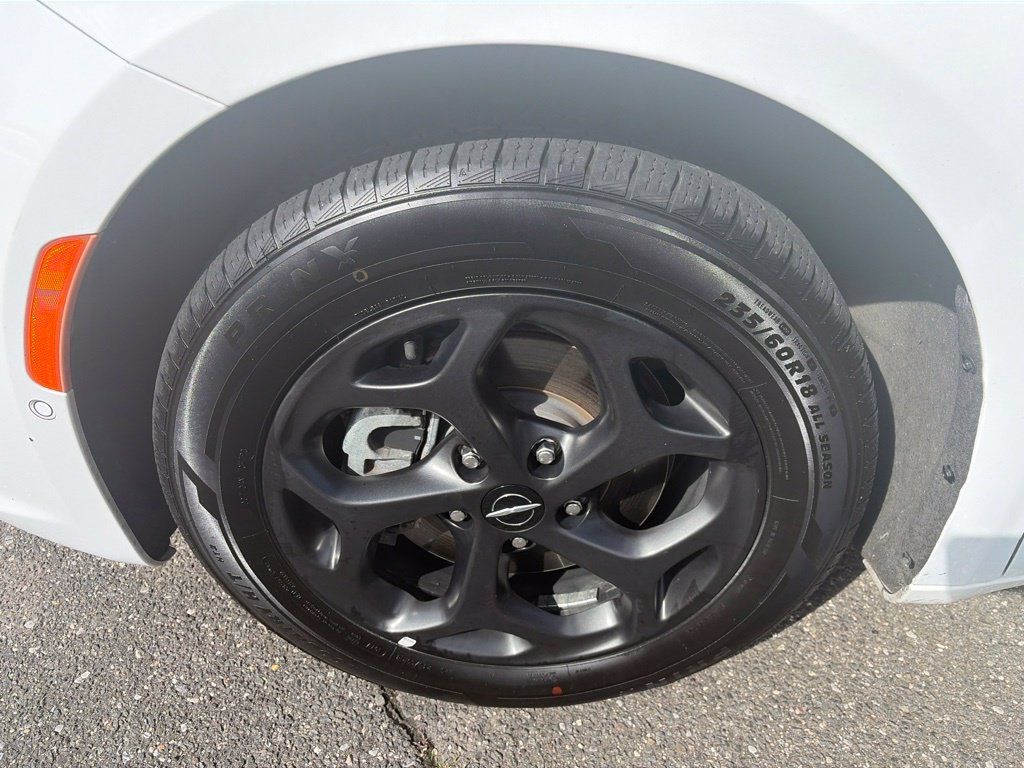 Used 2024 Chrysler Pacifica Limited FWD image 9