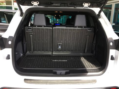 Used 2025 Toyota Highlander XSE AWD/4WD image 28