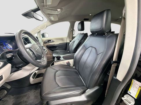 Used 2024 Chrysler Pacifica Limited FWD image 23