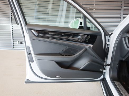 Used 2025 Porsche Panamera 4 image 24