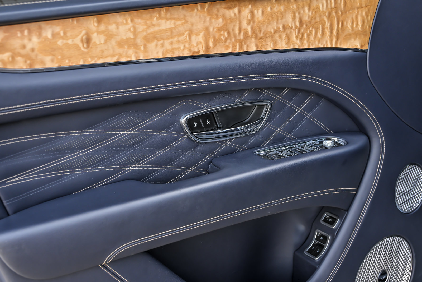 Certified 2023 Bentley Bentayga Extended Wheelbase AWD/4WD image 15
