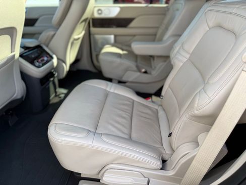 Used 2020 Lincoln Navigator Reserve w/ Luxury Package image 12