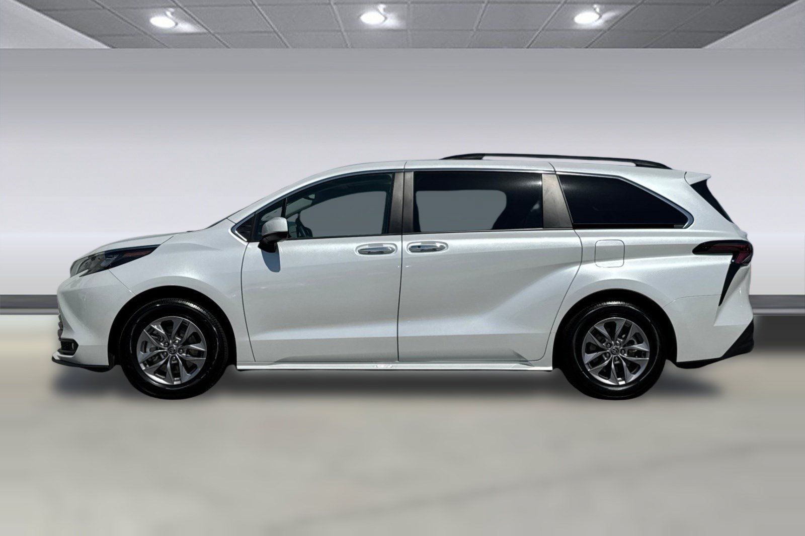 Used 2026 Toyota Sienna XLE FWD image 2