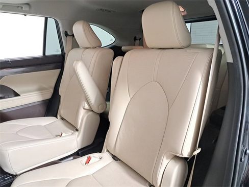 Used 2021 Toyota Highlander Limited image 13