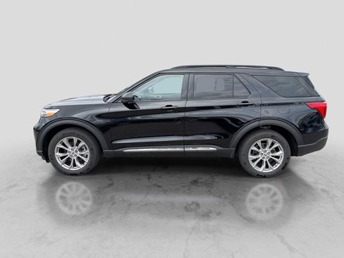 Certified 2024 Ford Explorer XLT w/ Equipment Group 202A AWD/4WD image 3