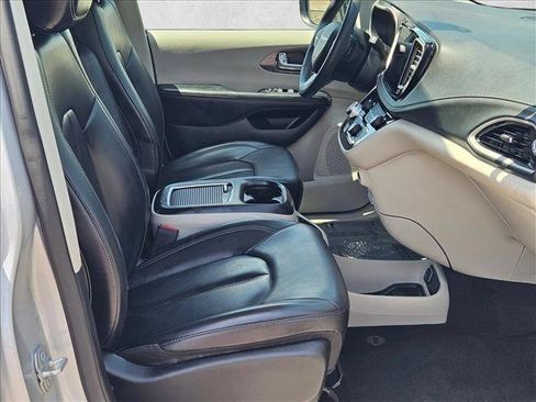 Used 2023 Chrysler Pacifica Touring-L FWD image 20