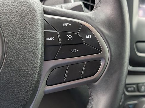 Used 2019 Jeep Cherokee Latitude Plus AWD/4WD image 23