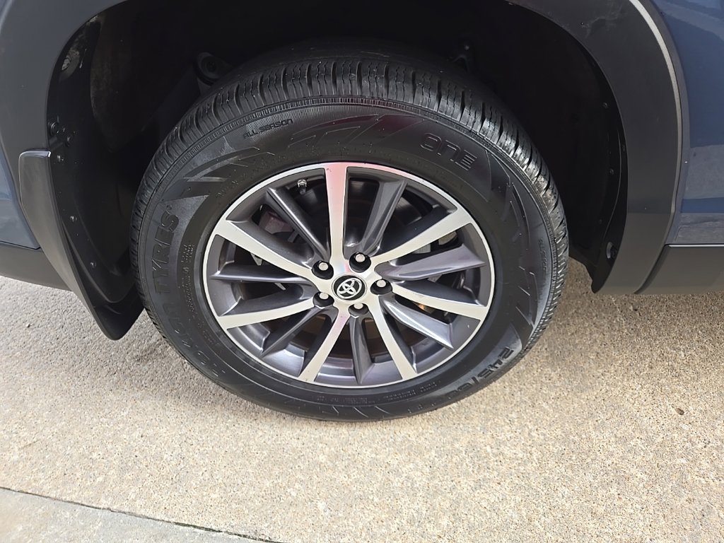 Used 2019 Toyota Highlander XLE FWD image 23