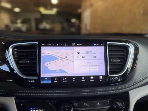 Used 2022 Chrysler Pacifica Limited FWD image 35