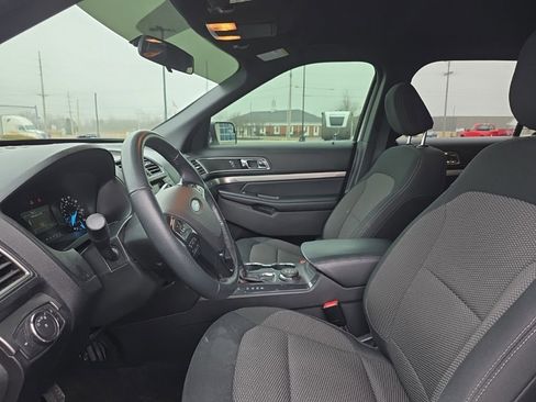 Used 2018 Ford Explorer XLT image 9