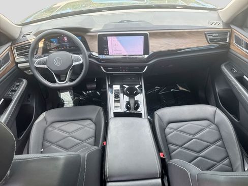 Used 2024 Volkswagen Atlas SE w/ Panoramic Sunroof Package FWD image 23