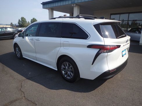 Used 2022 Toyota Sienna XLE FWD image 3
