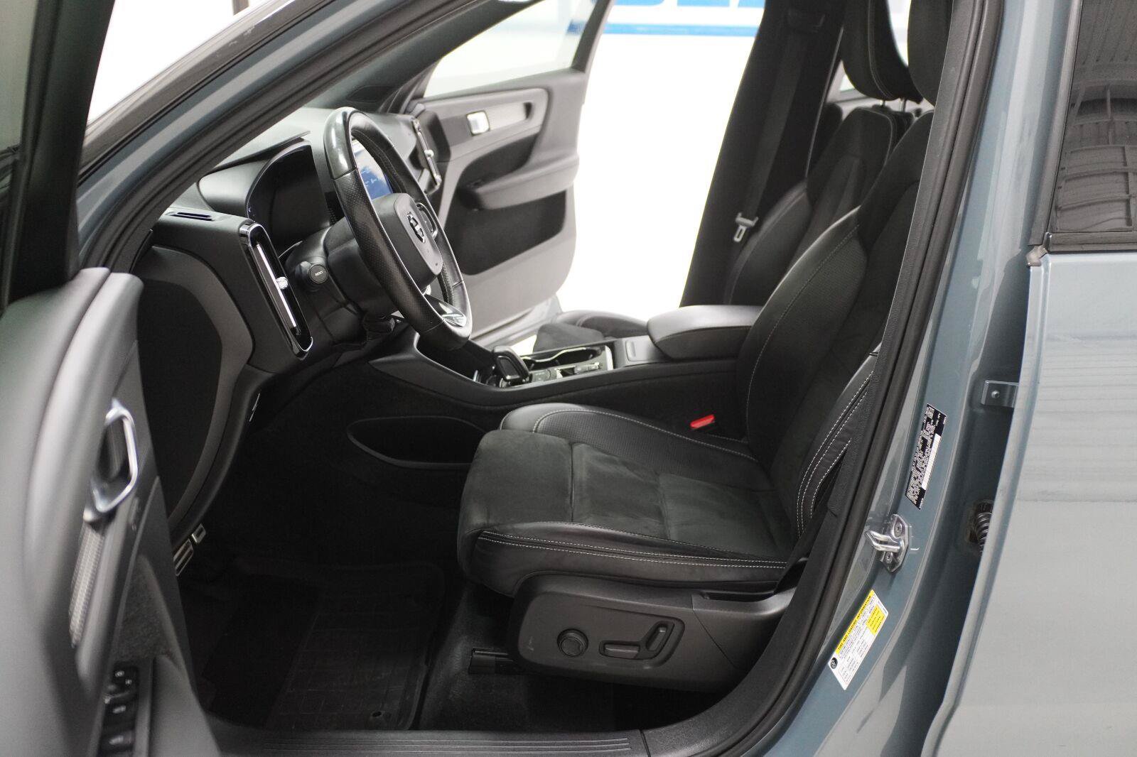 Used 2021 Volvo XC40 T4 R-Design w/ Protection Package Premier FWD image 9