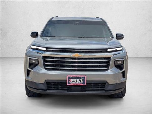 Used 2025 Chevrolet Traverse LT w/ Sun and Wheel Package image 3