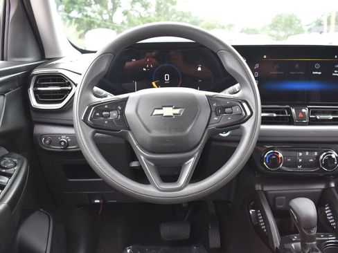 Used 2025 Chevrolet TrailBlazer LT AWD/4WD image 16