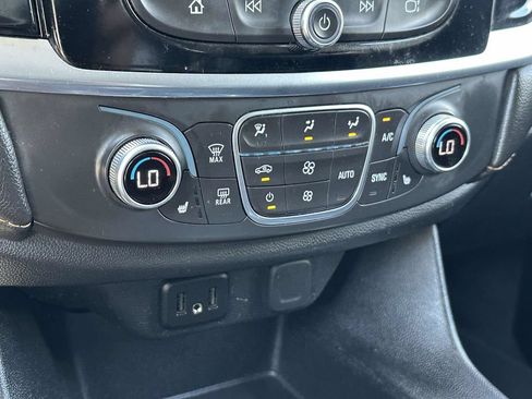 Used 2020 Chevrolet Traverse LT w/ Driver Confidence II Package AWD/4WD image 28