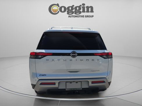 Certified 2025 Nissan Pathfinder Platinum FWD image 4
