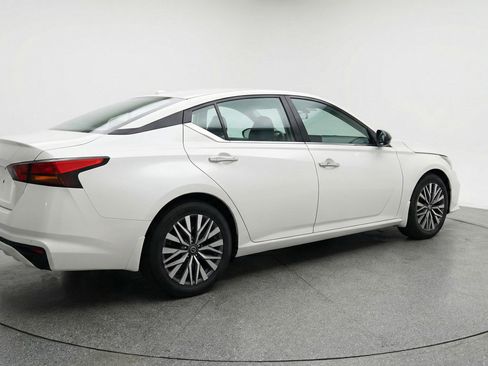 Used 2025 Nissan Altima 2.5 SV FWD image 9