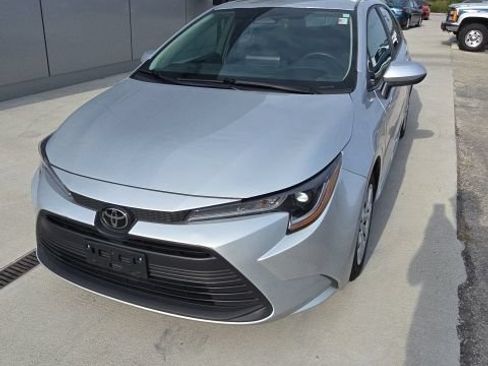 Used 2025 Toyota Corolla LE FWD image 2