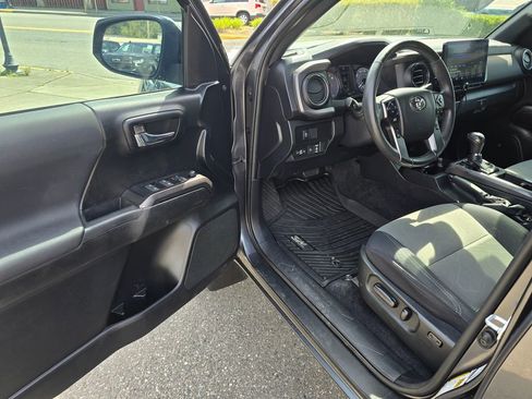 Used 2021 Toyota Tacoma TRD Off-Road w/ Technology Package image 19