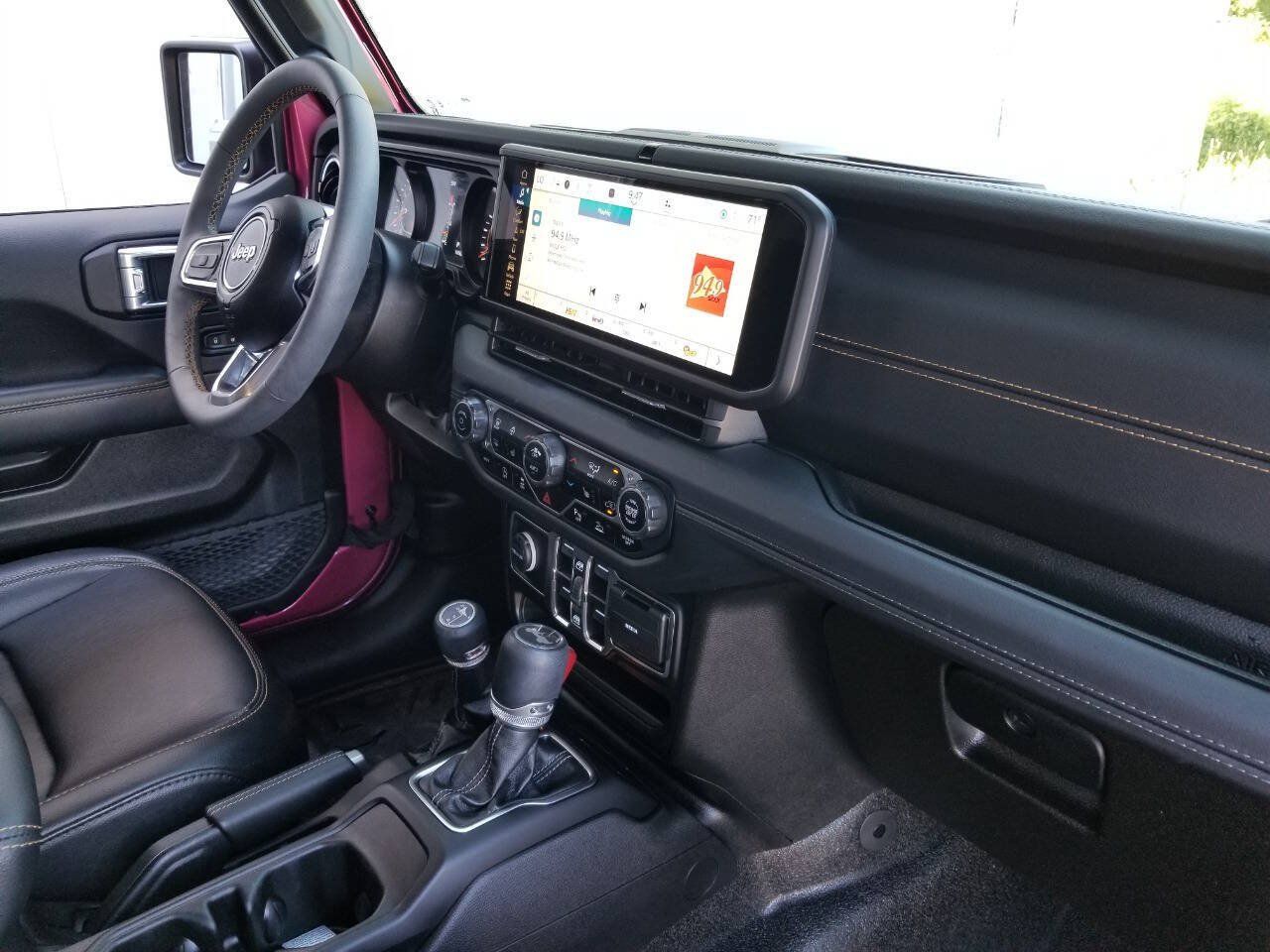 Used 2024 Jeep Wrangler Unlimited Sahara w/ Technology Group AWD/4WD image 12