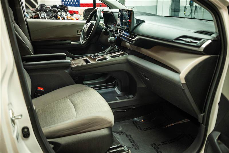 Used 2024 Toyota Sienna LE AWD/4WD image 13