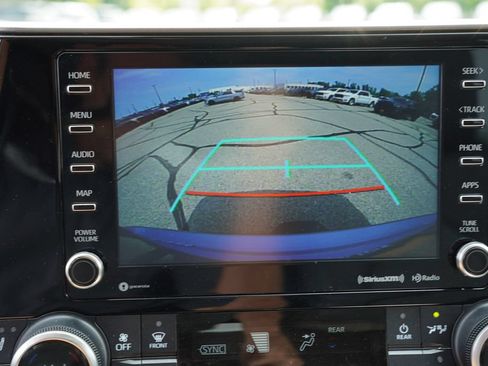 Used 2021 Toyota Highlander XLE AWD/4WD image 39