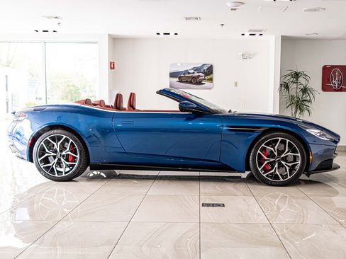 Used 2022 Aston Martin DB11 Volante RWD image 9