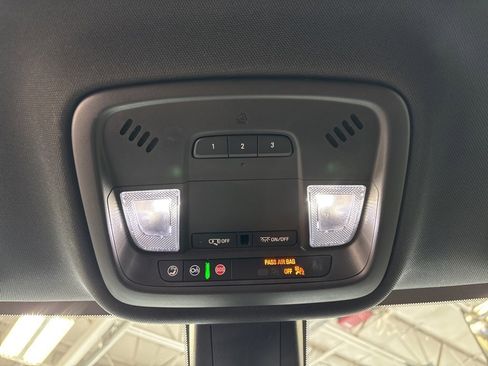 Used 2023 Chevrolet Traverse LT w/ Rear Camera Mirror Package image 15