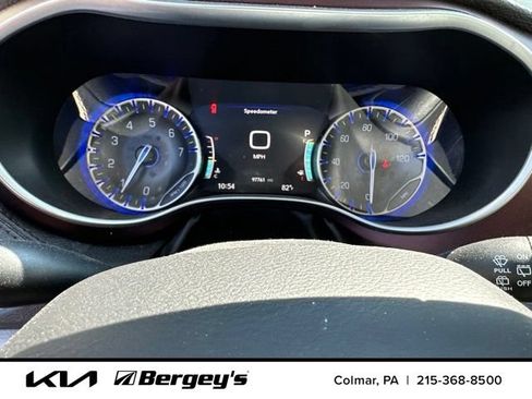 Used 2018 Chrysler Pacifica Limited w/ Advanced Safetytec Group FWD image 5