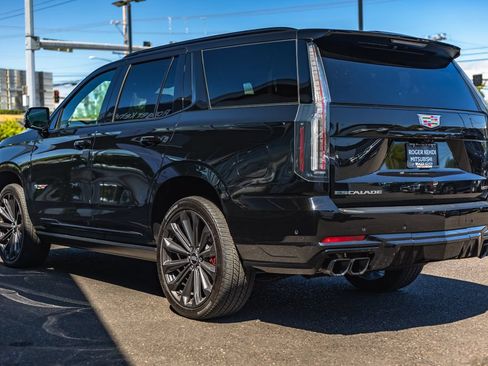 Used 2025 Cadillac Escalade V AWD/4WD image 9