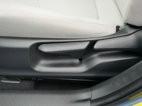 Used 2021 Toyota Corolla LE image 19