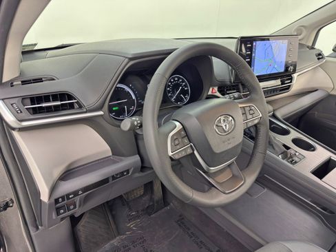 Used 2024 Toyota Sienna Limited image 14