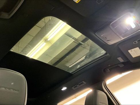 Used 2025 GMC Acadia Denali w/ Super Cruise Package image 18