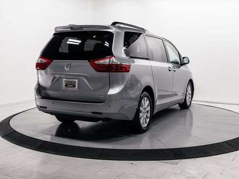 Used 2017 Toyota Sienna XLE Premium image 12