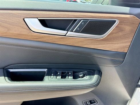 Used 2025 Volkswagen Atlas SE image 17