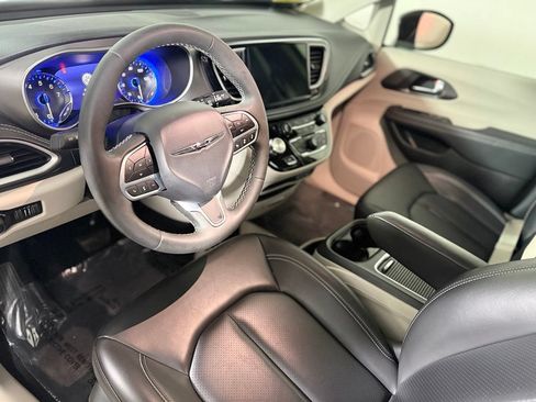 Used 2023 Chrysler Pacifica Touring-L AWD/4WD image 19