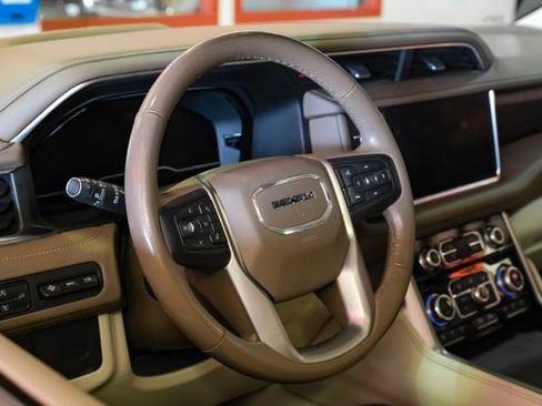 Used 2022 GMC Yukon XL Denali image 16