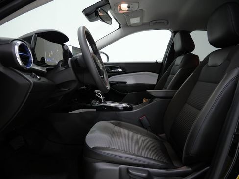 Used 2025 Chevrolet Trax LT FWD image 12