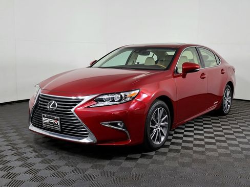 Used 2018 Lexus ES 300h w/ Luxury Package image 2