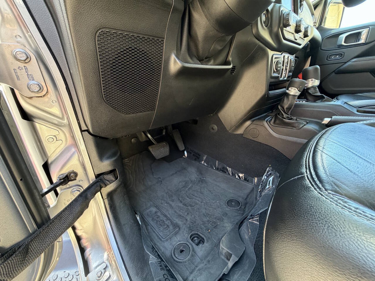 Used 2018 Jeep Wrangler Unlimited Sahara AWD/4WD image 36