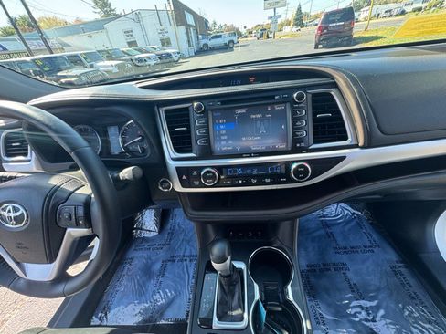 Used 2014 Toyota Highlander XLE image 17