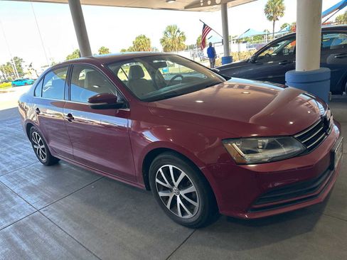 Used 2017 Volkswagen Jetta SE FWD image 2
