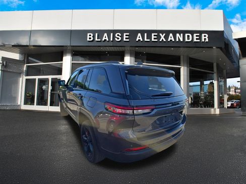 Used 2024 Jeep Grand Cherokee Altitude AWD/4WD image 6