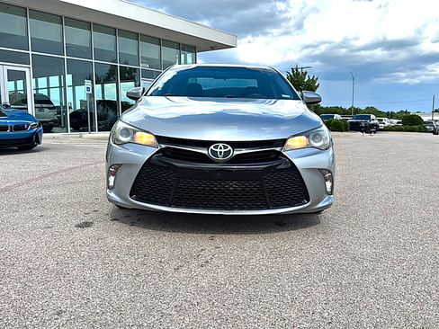 Used 2016 Toyota Camry SE FWD image 2