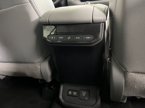 Used 2021 Toyota Highlander Limited image 11