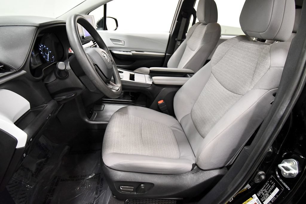 Used 2025 Toyota Sienna LE FWD image 14