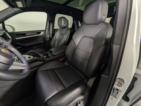 Certified 2024 Porsche Cayenne AWD/4WD image 5