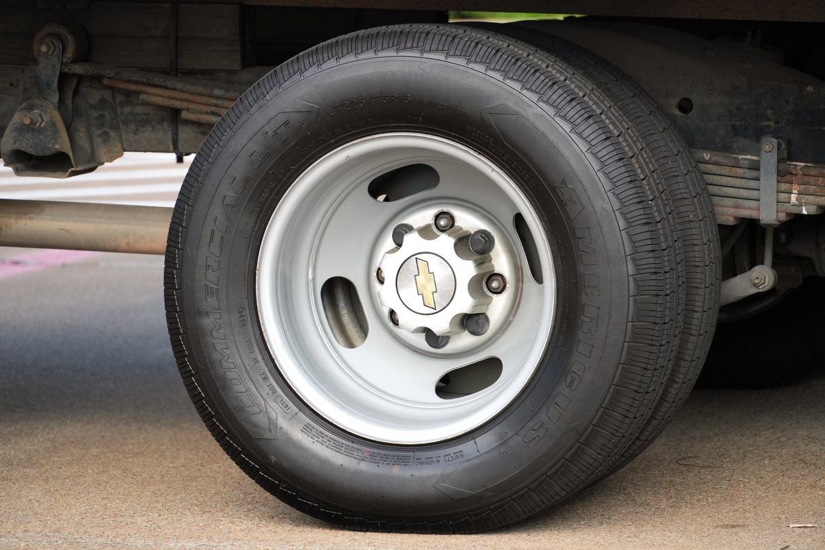 Used 2015 Chevrolet Express 4500 RWD image 31